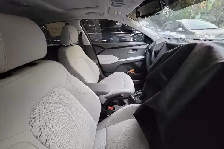 Không chỉ an toàn hơn, mẫu xe sedan Hyundai Accent 2023 dự kiến còn được áp dụng ngôn ngữ thiết kế Sensuous Sportiness mới. Những hình ảnh chụp trên đường thử cho thấy mẫu sedan hạng B này sẽ chịu ảnh hưởng từ thiết kế của người anh em Hyundai Elantra. Theo đó, xe được trang bị lưới tản nhiệt cỡ lớn, trải rộng trên đầu xe trong khi đèn pha nằm ở vị trí thấp hơn trước.