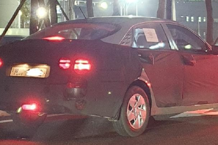 Các nút cơ học của xe được bố trí phía trước cần số thay vì nằm bên cạnh như cũ. Đáng tiếc là xe vẫn dùng phanh tay chỉnh cơ như cũ thay vì phanh tay điện tử.