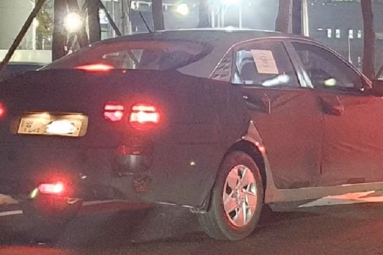 Các nút cơ học của xe được bố trí phía trước cần số thay vì nằm bên cạnh như cũ. Đáng tiếc là xe vẫn dùng phanh tay chỉnh cơ như cũ thay vì phanh tay điện tử.