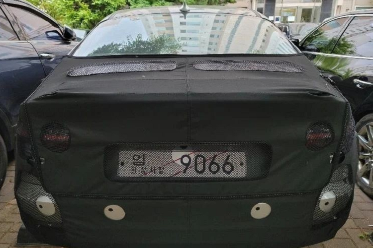 Bù lại, xe có thể sẽ có thêm những tính năng mới như bảng đồng hồ kỹ thuật số, hệ thống âm thanh Bose và màn hình cảm ứng trung tâm 10,25 inch. Thêm vào đó là ghế trước làm mát, sạc điện thoại thông minh không dây, mở cửa không cần chìa khóa và cửa sổ trời.