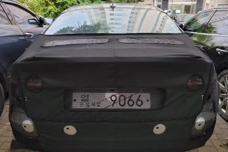 Bù lại, xe có thể sẽ có thêm những tính năng mới như bảng đồng hồ kỹ thuật số, hệ thống âm thanh Bose và màn hình cảm ứng trung tâm 10,25 inch. Thêm vào đó là ghế trước làm mát, sạc điện thoại thông minh không dây, mở cửa không cần chìa khóa và cửa sổ trời.