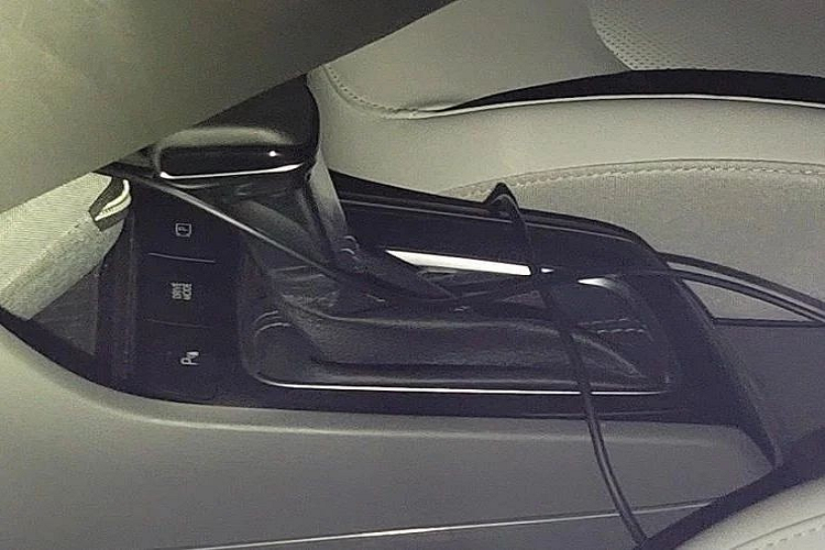 Nhiều khả năng xe sẽ được trang bị hệ thống đèn trước chia thành 2 tầng giống các mẫu SUV của thương hiệu Hyundai hiện nay. Bên sườn, mẫu sedan hạng B này trông gọn gàng hơn với nóc dốc về phía cốp theo phong cách fastback. Bên dưới là những bộ vành la-zăng với thiết kế mới.