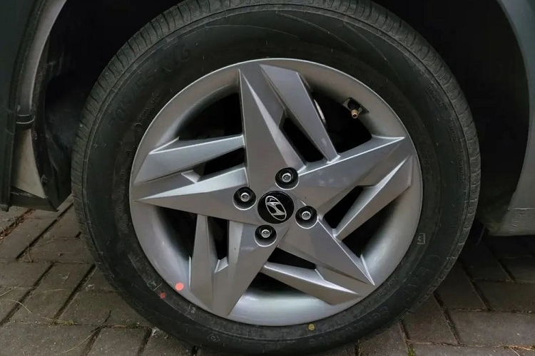 Theo tin đồn, Hyundai Accent thế hệ thứ 6 sẽ chính thức trình làng ở thị trường Ấn Độ vào năm sau dưới tên gọi riêng là Verna. Trong khi đó, ở thị trường Mỹ, mẫu sedan hạng B này hiện đã bị "khai tử" vì hãng Hyundai muốn "mở rộng dòng sản phẩm SUV".