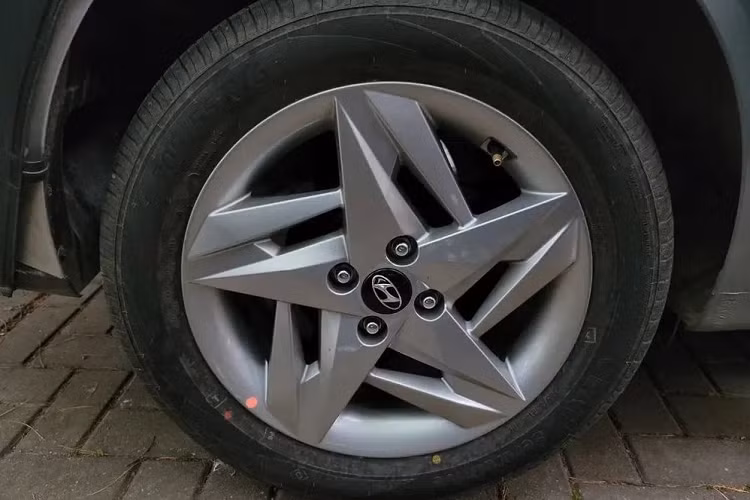 Theo tin đồn, Hyundai Accent thế hệ thứ 6 sẽ chính thức trình làng ở thị trường Ấn Độ vào năm sau dưới tên gọi riêng là Verna. Trong khi đó, ở thị trường Mỹ, mẫu sedan hạng B này hiện đã bị "khai tử" vì hãng Hyundai muốn "mở rộng dòng sản phẩm SUV".