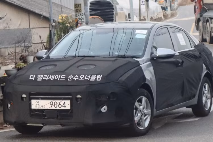 Điều này chứng tỏ xe sẽ được bổ sung các tính năng an toàn chủ động ADAS, tương tự đối thủ Toyota Vios mới. Theo dự đoán, Hyundai Accent 2023 mới sẽ có những tính năng an toàn tương tự người anh em Tucson thế hệ mới như hệ thống kiểm soát hành trình thích ứng, hệ thống hỗ trợ giữ làn đường, hệ thống cảnh báo va chạm phía trước, cảnh báo phương tiện cắt ngang khi lùi và hệ thống cảnh báo điểm mù.