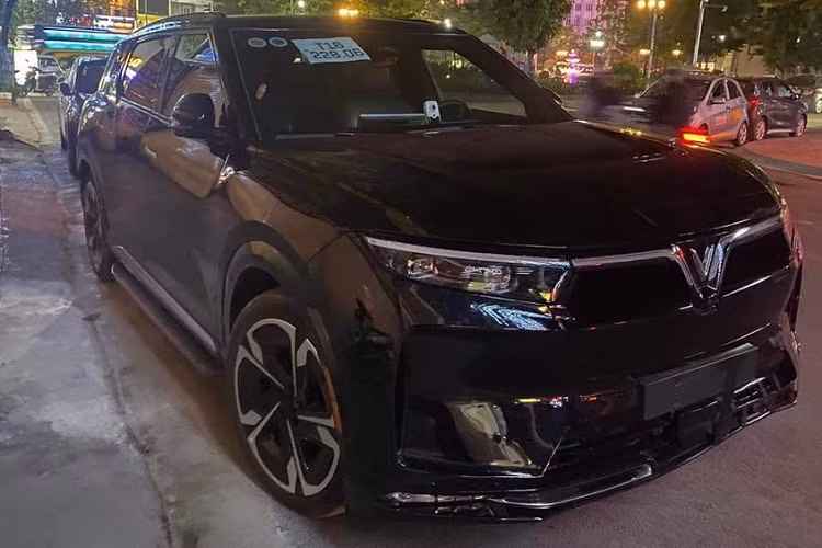 SUV dien VinFast VF9 tiep tuc lo anh lan banh tren duong pho Viet