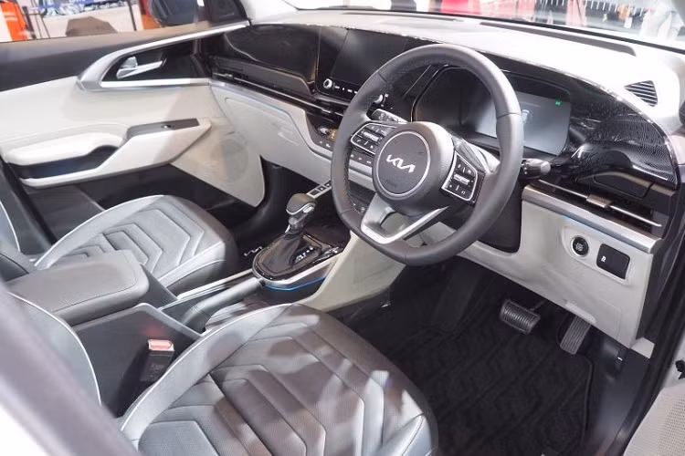 Hình ảnh chụp lại chiếc xe Kia Carens 2022 tại Việt Nam cho thấy phần bên hông xe vẫn còn dán đề-can bảo vệ, chỉ lộ ra đầu xe. Hiện chiếc Kia Carens 2022 này vẫn đang túc trực ở 1 trạm đăng kiểm tại Hà Nội để hoàn thành các thủ tục đăng ký khí thải và một số hạng mục khác. 