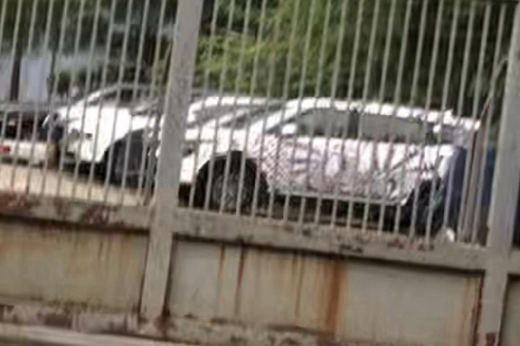 Mới đây, trên mạng xã hội đã xuất hiện những hình ảnh về dàn xe ôtô được cho đỗ tại 1 trạm đăng kiểm ở Hà Nội đã nhanh chóng nhận được sự quan tâm của cộng đồng mạng , lý do là vì 1 trong số đó có chiếc xe Kia Carens 2022 mới đang được các đại lý rục rịch nhận cọc nhưng chưa có ngày dự kiến ra mắt.