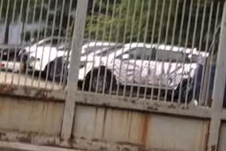 Mới đây, trên mạng xã hội đã xuất hiện những hình ảnh về dàn xe ôtô được cho đỗ tại 1 trạm đăng kiểm ở Hà Nội đã nhanh chóng nhận được sự quan tâm của cộng đồng mạng , lý do là vì 1 trong số đó có chiếc xe Kia Carens 2022 mới đang được các đại lý rục rịch nhận cọc nhưng chưa có ngày dự kiến ra mắt.