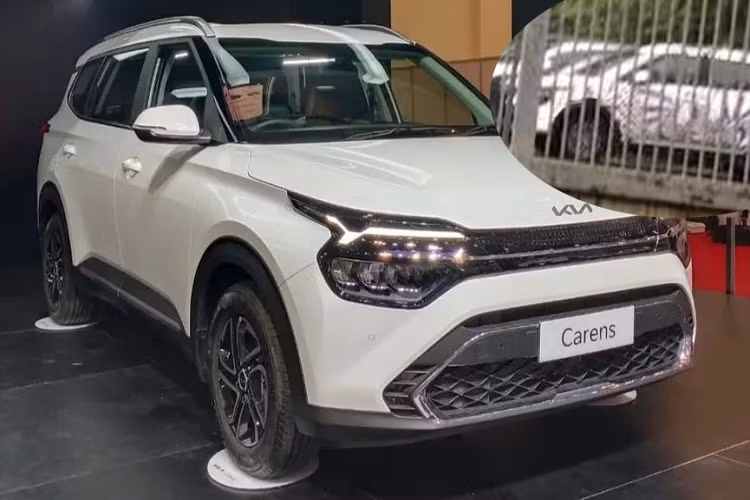 Hiện chưa rõ giá xe Kia Carens 2022 tại Việt Nam và động cơ ra sao. Trước đó, một lô xe Carens thế hệ mới đã được mang về nước với 3 tùy chọn động cơ gồm dầu diesel 1.5L và 2 động cơ xăng là 1.5L hút khí tự nhiên và 1,4L tăng áp. Đi cùng với đó là hộp số sàn 6 cấp, ly hợp kép 7 cấp hoặc hộp số tự động 6 cấp và hệ dẫn động cầu trước.