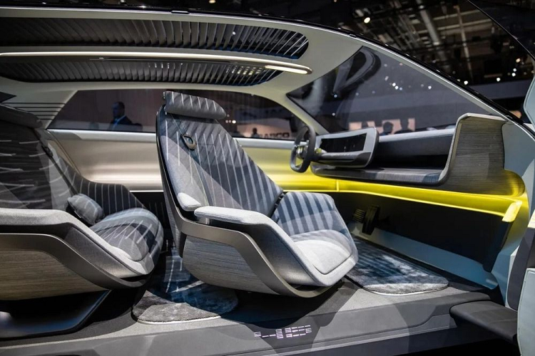 Nội thất của Hyundai Ioniq 7 có thiết kế tối giản với mặt sàn phẳng, các phím bấm vật lý được loại bỏ và nhiều màn hình cảm ứng cỡ lớn. Trục cơ sở 3,2 m cung cấp không gian rộng rãi cho 3 hàng ghế và cách bố trí linh hoạt hơn.