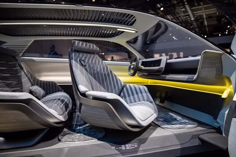 Nội thất của Hyundai Ioniq 7 có thiết kế tối giản với mặt sàn phẳng, các phím bấm vật lý được loại bỏ và nhiều màn hình cảm ứng cỡ lớn. Trục cơ sở 3,2 m cung cấp không gian rộng rãi cho 3 hàng ghế và cách bố trí linh hoạt hơn.