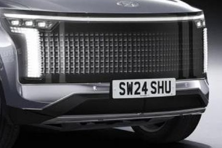 Hyundai Ioniq 7 chạy điện sở hữu công nghệ sạc nhanh 350 kW cho phép xe vận hành thêm 100 km chỉ sau 5 phút sạc. Chung Jin-Hwan – Chủ nhiệm nhóm phát triển xe điện, Ioniq 7 sẽ được trang bị sạc không dây: “Sạc không dây sẽ được trang bị trên Ioniq 7, chúng tôi đã và đang cố gắng cải thiện khả năng sạc pin nhằm đưa ra sản phẩm tốt nhất”.