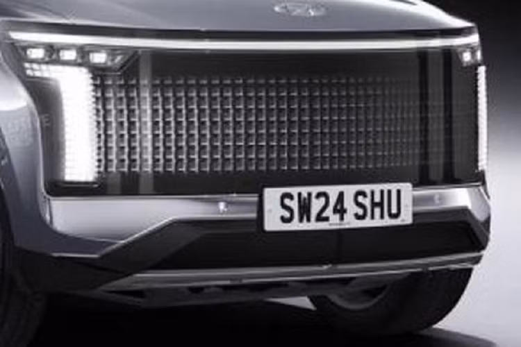 Hyundai Ioniq 7 chạy điện sở hữu công nghệ sạc nhanh 350 kW cho phép xe vận hành thêm 100 km chỉ sau 5 phút sạc. Chung Jin-Hwan – Chủ nhiệm nhóm phát triển xe điện, Ioniq 7 sẽ được trang bị sạc không dây: “Sạc không dây sẽ được trang bị trên Ioniq 7, chúng tôi đã và đang cố gắng cải thiện khả năng sạc pin nhằm đưa ra sản phẩm tốt nhất”.