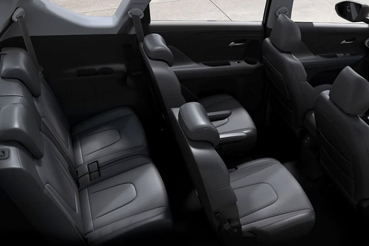 Lưới tản nhiệt của xe có thiết kế hình chữ nhật, được bao quanh bằng 2 nẹp mạ crôm tạo thành chữ "X" tương tự đối thủ Mitsubishi Xpander. 2 nẹp mạ crôm này còn ôm lấy cụm đèn pha LED của xe. Tiếp đến là hốc gió trung tâm hình thang cỡ lớn, hốc bánh vuông vắn và vành la-zăng đa chấu sơn 2 màu theo phong cách tương tự Hyundai Staria. Ngoài ra, xe còn có đường vai xe kéo dài từ dải đèn LED định vị ban ngày đến cột D.