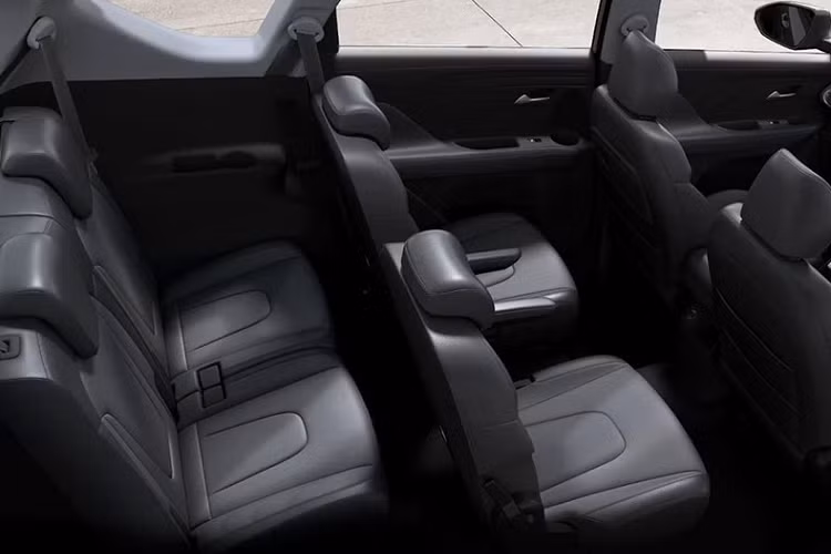 Lưới tản nhiệt của xe có thiết kế hình chữ nhật, được bao quanh bằng 2 nẹp mạ crôm tạo thành chữ "X" tương tự đối thủ Mitsubishi Xpander. 2 nẹp mạ crôm này còn ôm lấy cụm đèn pha LED của xe. Tiếp đến là hốc gió trung tâm hình thang cỡ lớn, hốc bánh vuông vắn và vành la-zăng đa chấu sơn 2 màu theo phong cách tương tự Hyundai Staria. Ngoài ra, xe còn có đường vai xe kéo dài từ dải đèn LED định vị ban ngày đến cột D.