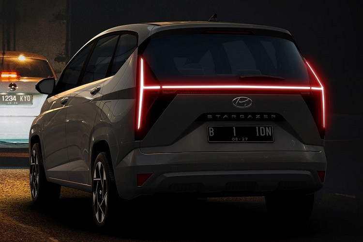 Được định vị trong phân khúc MPV cỡ nhỏ, Hyundai Stargazer hoàn toàn mới sở hữu chiều dài 4.460 mm, chiều rộng 1.780 mm, chiều cao 1.695 mm và chiều dài cơ sở 2.780 mm. So với Mitsubishi Xpander (2.775 mm) và Veloz (2.750 mm), tân binh của thương hiệu Hyundai có chiều dài cơ sở nhỉnh hơn một chút.