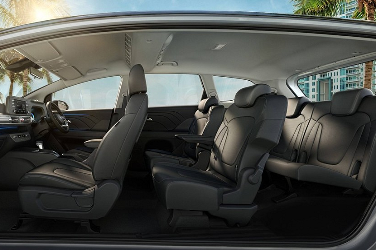 Điểm nhấn của Hyundai Stargazer 2022 nằm ở thiết kế ngoại thất khá độc đáo và đậm chất tương lai. Lấy cảm hứng thiết kế từ người anh em Staria, mẫu xe này có nhiều chi tiết ấn tượng như dải đèn LED định vị ban ngày nằm vắt ngang đầu xe, ôm lấy nắp ca-pô, đèn hậu hình tam giác và hệ thống đèn LED hình chữ "H" phía sau.