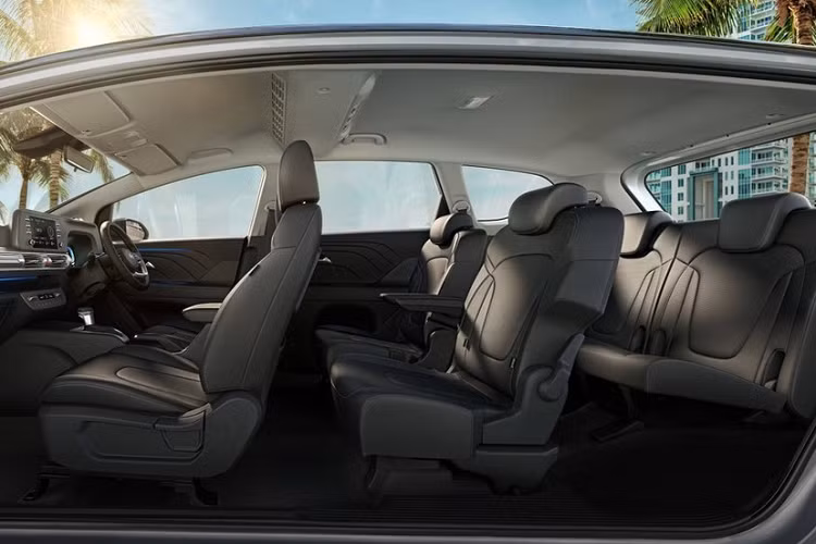 Điểm nhấn của Hyundai Stargazer 2022 nằm ở thiết kế ngoại thất khá độc đáo và đậm chất tương lai. Lấy cảm hứng thiết kế từ người anh em Staria, mẫu xe này có nhiều chi tiết ấn tượng như dải đèn LED định vị ban ngày nằm vắt ngang đầu xe, ôm lấy nắp ca-pô, đèn hậu hình tam giác và hệ thống đèn LED hình chữ "H" phía sau.