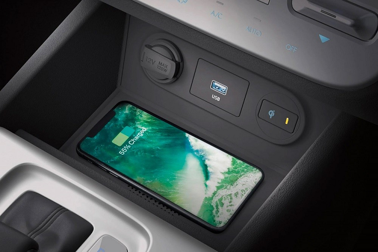 Thêm vào đó là 2 đường dập gân kéo dài từ đèn pha đến cửa sau và từ cửa sau đến đèn hậu. Tương tự các đối thủ, Hyundai Stargazer 2022 cũng được trang bị nội thất 3 hàng ghế với cấu hình 6 chỗ hoặc 7 chỗ ngồi. Tuy nhiên, nếu muốn trang bị 2 ghế thương gia ở hàng ghế giữa cho xe, khách hàng Indonesia phải chi thêm số tiền 1 triệu Rupiah (1,56 triệu đồng).