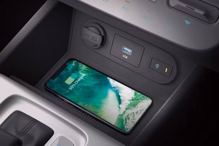 Thêm vào đó là 2 đường dập gân kéo dài từ đèn pha đến cửa sau và từ cửa sau đến đèn hậu. Tương tự các đối thủ, Hyundai Stargazer 2022 cũng được trang bị nội thất 3 hàng ghế với cấu hình 6 chỗ hoặc 7 chỗ ngồi. Tuy nhiên, nếu muốn trang bị 2 ghế thương gia ở hàng ghế giữa cho xe, khách hàng Indonesia phải chi thêm số tiền 1 triệu Rupiah (1,56 triệu đồng).