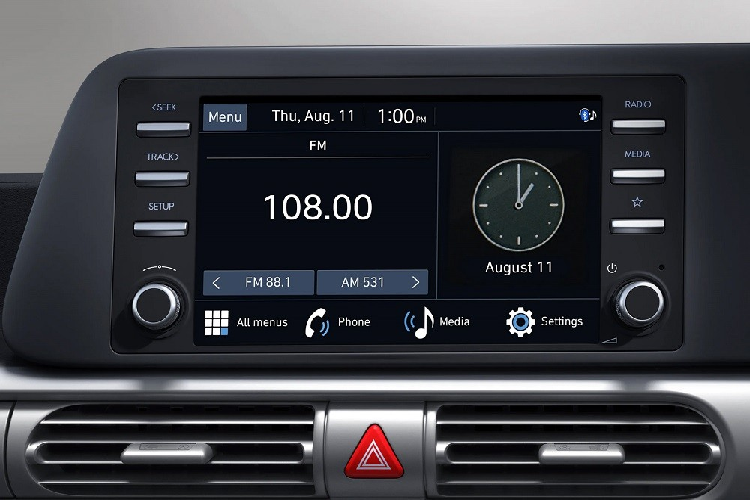 Chưa hết, mẫu MPV này còn có hệ thống đèn viền nội thất, cần số thông thường nằm ở cụm điều khiển trung tâm đặt cao, sạc điện thoại thông minh không dây, cổng USB và ổ điện. Hệ thống điều hòa của xe sẽ đi kèm 4 cửa gió trên trần để phục vụ các hành khách ở 2 hàng ghế sau. Nguồn cung cấp sức mạnh cho Hyundai Stargazer 2022 là khối động cơ xăng Smartstream 4 xi-lanh, hút khí tự nhiên, dung tích 1.5L, sản sinh công suất tối đa 115 mã lực và mô-men xoắn cực đại 144 Nm. Đây là động cơ dùng chung với Hyundai Creta ở thị trường Indonesia.