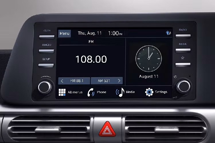 Chưa hết, mẫu MPV này còn có hệ thống đèn viền nội thất, cần số thông thường nằm ở cụm điều khiển trung tâm đặt cao, sạc điện thoại thông minh không dây, cổng USB và ổ điện. Hệ thống điều hòa của xe sẽ đi kèm 4 cửa gió trên trần để phục vụ các hành khách ở 2 hàng ghế sau. Nguồn cung cấp sức mạnh cho Hyundai Stargazer 2022 là khối động cơ xăng Smartstream 4 xi-lanh, hút khí tự nhiên, dung tích 1.5L, sản sinh công suất tối đa 115 mã lực và mô-men xoắn cực đại 144 Nm. Đây là động cơ dùng chung với Hyundai Creta ở thị trường Indonesia.