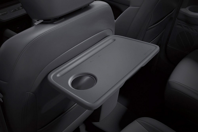 Bên trong mẫu xe này là không gian nội thất có nhiều nét giống Hyundai Ioniq 5, được thể hiện qua vô lăng vát đáy thể thao và bảng đồng hồ kỹ thuật số nối liền với màn hình thông tin giải trí. Nằm xung quanh màn hình trung tâm của xe là những nút bấm cơ học. Trong khi đó, bên dưới là cửa gió điều hòa trung tâm và màn hình nhỏ của hệ thống điều hòa