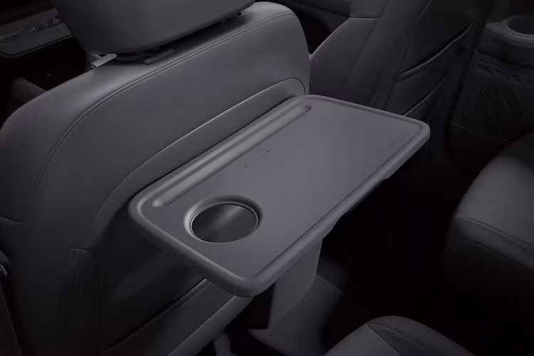 Bên trong mẫu xe này là không gian nội thất có nhiều nét giống Hyundai Ioniq 5, được thể hiện qua vô lăng vát đáy thể thao và bảng đồng hồ kỹ thuật số nối liền với màn hình thông tin giải trí. Nằm xung quanh màn hình trung tâm của xe là những nút bấm cơ học. Trong khi đó, bên dưới là cửa gió điều hòa trung tâm và màn hình nhỏ của hệ thống điều hòa