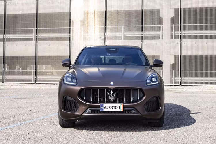 Bên trong cabin, Maserati Grecale 2022 được trang bị màn hình giải trí trung tâm kích thước 12,3 inch, màn hình điều khiển 8,8 inch, hệ thống âm thanh Sonus Faber mới tùy chọn cao cấp nhất là 21 loa và âm thanh 3D với công suất 1.200W...