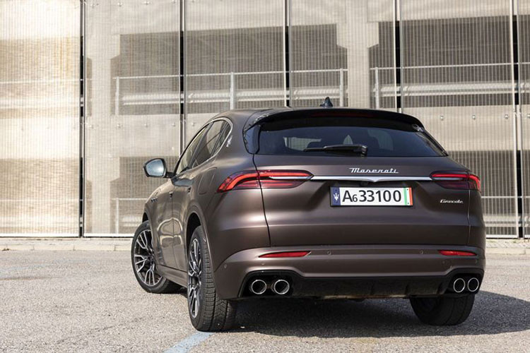 Cản trước lớn tích hợp khe hút gió đều sơn đen cùng những đường dập nổi cơ bắp phía trên nắp ca-pô càng nhấn mạnh vẻ đẹp thể thao, mạnh mẽ của mẫu SUV hạng sang cỡ nhỏ đến từ nước Ý.