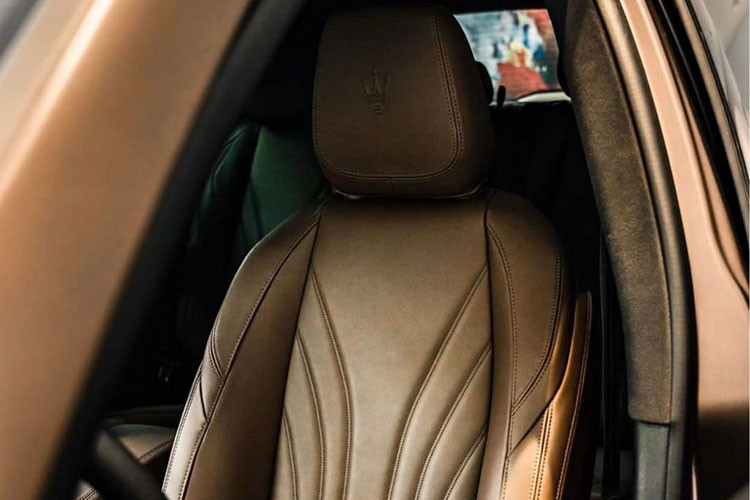 Là mẫu SUV nhỏ nhất của thương hiệu Ý, Grecale vẫn sở hữu đủ các đặc điểm kiểu dáng giống những mẫu xe anh em khác, bao gồm mui dài, hốc gió lớn và lưới tản nhiệt hình mũi cá mập hung hãn. Cặp đèn chiếu sáng trước thiết kế vuốt ngược đầy sắc sảo, tích hợp dải định vị ban ngày LED mảnh, khá tương đồng với "siêu phẩm" MC20 cùng nhà.