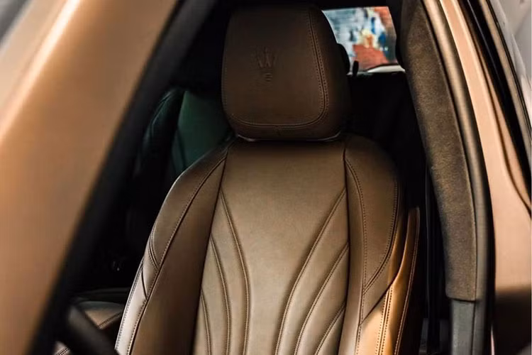 Là mẫu SUV nhỏ nhất của thương hiệu Ý, Grecale vẫn sở hữu đủ các đặc điểm kiểu dáng giống những mẫu xe anh em khác, bao gồm mui dài, hốc gió lớn và lưới tản nhiệt hình mũi cá mập hung hãn. Cặp đèn chiếu sáng trước thiết kế vuốt ngược đầy sắc sảo, tích hợp dải định vị ban ngày LED mảnh, khá tương đồng với "siêu phẩm" MC20 cùng nhà.