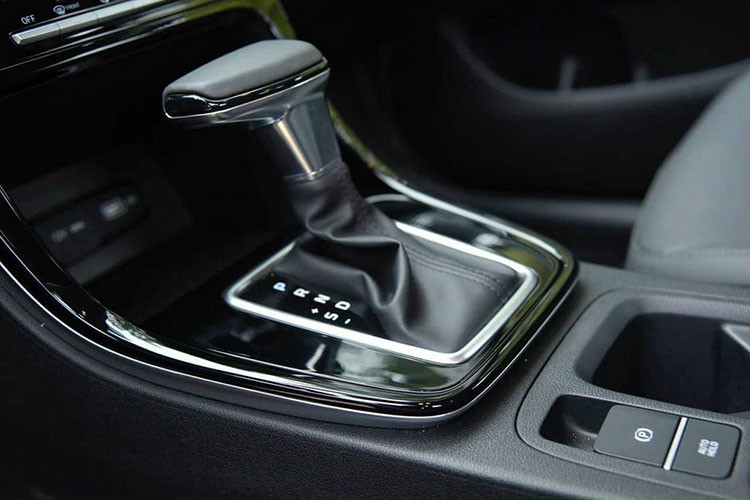 Trên bản Cao cấp được trang bị màn hình kỹ thuật số 10,25 inch có kết nối Apple CarPlay/Android Auto, 8 loa Bose, điều hòa tự động, phanh tay điện tử tích hợp giữ phanh tự động.