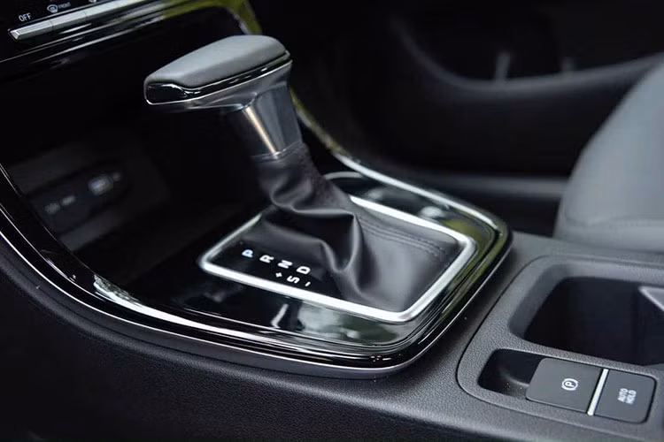 Trên bản Cao cấp được trang bị màn hình kỹ thuật số 10,25 inch có kết nối Apple CarPlay/Android Auto, 8 loa Bose, điều hòa tự động, phanh tay điện tử tích hợp giữ phanh tự động.