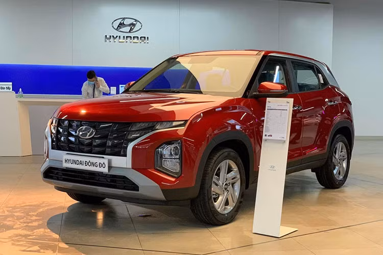 Trang bị an toàn trên phiên bản này nằm ở mức vừa phải, gồm có phanh ABS/EBD/BA, cân bằng điện tử ESC, hỗ trợ khởi hành ngang dốc HAC, kiểm soát lực kéo TCS, cảm biến áp suất lốp TPMS, camera lùi, cảm biến sau và 6 túi khí.