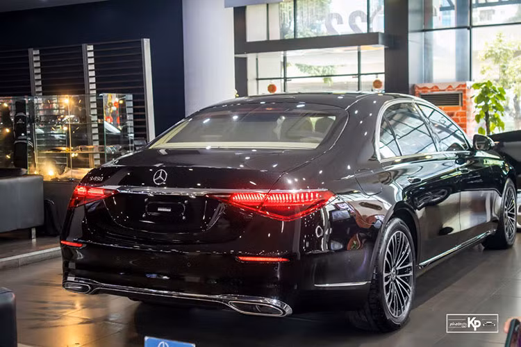 Mercedes-Benz S 450L 2022 ở Việt Nam được trang bị khối động cơ M 256 I-6 3.0L mới tích hợp công nghệ hỗ trợ điện EQ Boost 48V. Động cơ trên cho công suất cực đại 367 mã lực tại 5500 - 6100 vòng/phút và mô-men xoắn cực đại 500Nm tại 1600 - 4500 vòng/phút.