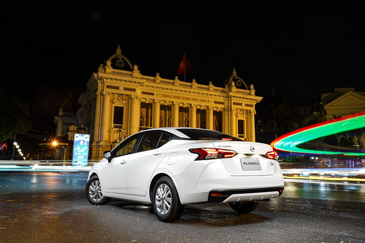 Ngoài việc nâng cấp về tiêu chuẩn khí thải Euro 5, Nissan Almera phiên bản CVT cao cấp được thiết kế với một loạt những cải tiến nhằm nâng cao trải nghiệm người dùng, bao gồm: Gập gương tự động, đèn pha tự động, ghế da với tính năng phản xạ nhiệt cao cấp, màn hình giải trí 8 inch kết nối Android auto và Apple carplay, điều hòa nâng cấp và gương chiếu hậu trong tràn viền.