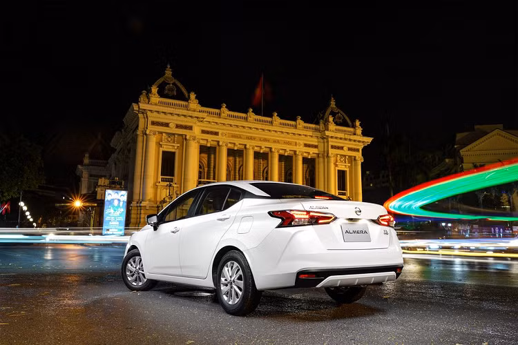 Ngoài việc nâng cấp về tiêu chuẩn khí thải Euro 5, Nissan Almera phiên bản CVT cao cấp được thiết kế với một loạt những cải tiến nhằm nâng cao trải nghiệm người dùng, bao gồm: Gập gương tự động, đèn pha tự động, ghế da với tính năng phản xạ nhiệt cao cấp, màn hình giải trí 8 inch kết nối Android auto và Apple carplay, điều hòa nâng cấp và gương chiếu hậu trong tràn viền.