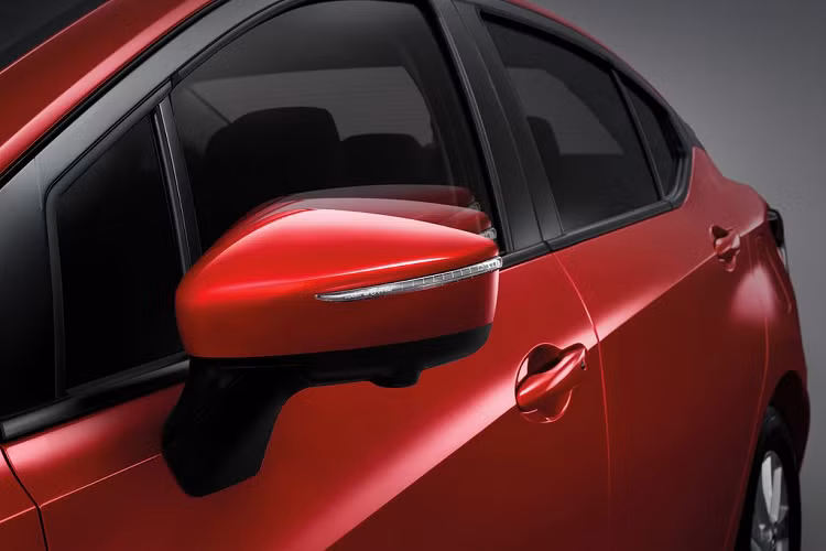 Với momen xoắn cực đại đạt được ngay ở vòng tua thấp (2,400 rpm), Nissan Almera tạo ra sự khác biệt rõ rệt mà không thể tìm thấy ở những chiếc xe sử dụng động cơ truyền thống. Hơn thế nữa, công nghệ động cơ tiên tiến giúp cho Nissan Almera có khả năng tiết kiệm nhiên liệu đặc biệt ấn tượng trên cả điều kiện vận hành trong và ngoài đô thị.