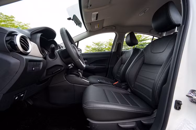 Với hàng loạt trang bị an toàn cao cấp, Nissan Almera đem lại cảm giác lái tự tin và tăng thêm niềm tự hào cho chủ sở hữu, nâng tầm tiêu chuẩn cho phân khúc B-sedan. Hệ thống này cho phép người lái có thể quan sát rõ nét các hình ảnh quanh xe trong thời gian thực thông qua 4 camera được lắp phía trước, phía sau và hai bên thân xe.