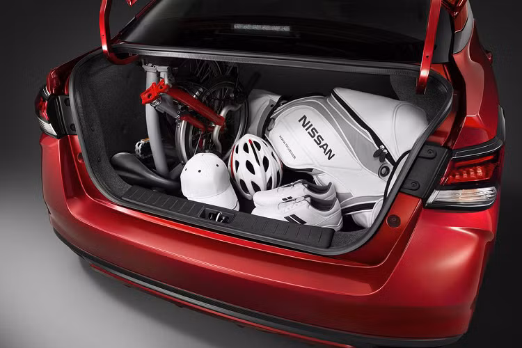 Hệ thống Idling Stop - cho phép tạm ngắt động cơ khi không cần thiết nhằm tối ưu nhiên liệu. Đi kèm với động cơ 1.0L Turbo, Nissan Almera được trang bị Hộp số vô cấp XTRONIC CVT thế hệ mới giúp cải thiện hiệu suất và tiết kiệm nhiên liệu vượt trội. Hộp số sử dụng công nghệ D-Step Logic, mang đến cảm giác lái thú vị và khả năng vận hành linh hoạt, êm ái hơn so với hộp số CVT thông thường.