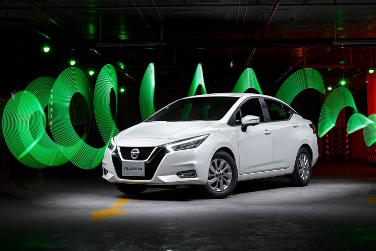 Về ngoại hình, Nissan Almera 2022 nâng cấp vẫn sở hữu kích thước ấn tượng với chiều dài 4.495 mm, rộng 1.740 mm, cao 1.460 mm, chiều dài cơ sở hàng đầu phân khúc 2.620 mm và khoảng sáng gầm xe 155mm.