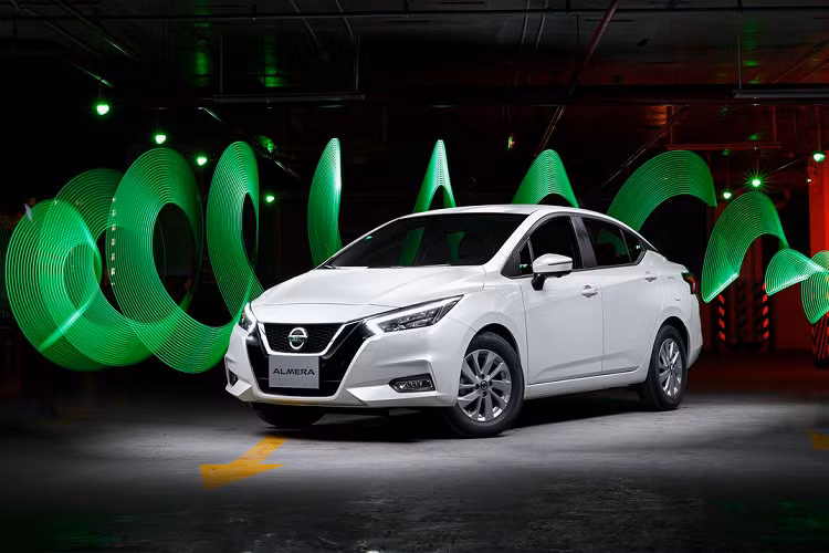 Về ngoại hình, Nissan Almera 2022 nâng cấp vẫn sở hữu kích thước ấn tượng với chiều dài 4.495 mm, rộng 1.740 mm, cao 1.460 mm, chiều dài cơ sở hàng đầu phân khúc 2.620 mm và khoảng sáng gầm xe 155mm.