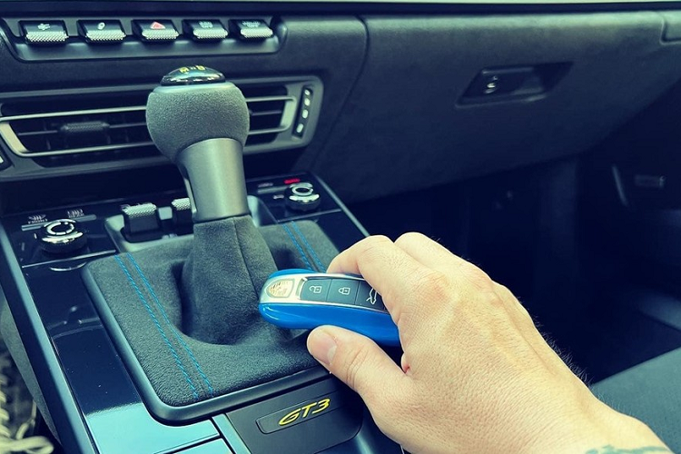 Porsche 911 GT3 thế hệ 992 được mệnh danh là xe đua đường phố nên không phù hợp cho các hot girl hay hot mom thích xe thể thao nhẹ nhàng, xe được trang bị động cơ 6 xi-lanh hút khí tự nhiên, dung tích 4.0 lít sản sinh ra công suất tối đa 503 mã lực tại vòng tua máy 8.400 vòng/phút và mô-men xoắn cực đại 470 Nm tại tua máy 6.100 vòng/phút.