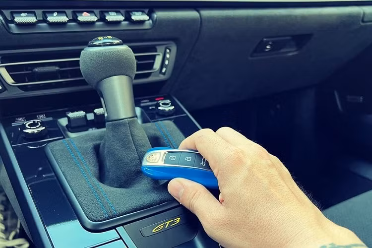 Porsche 911 GT3 thế hệ 992 được mệnh danh là xe đua đường phố nên không phù hợp cho các hot girl hay hot mom thích xe thể thao nhẹ nhàng, xe được trang bị động cơ 6 xi-lanh hút khí tự nhiên, dung tích 4.0 lít sản sinh ra công suất tối đa 503 mã lực tại vòng tua máy 8.400 vòng/phút và mô-men xoắn cực đại 470 Nm tại tua máy 6.100 vòng/phút.