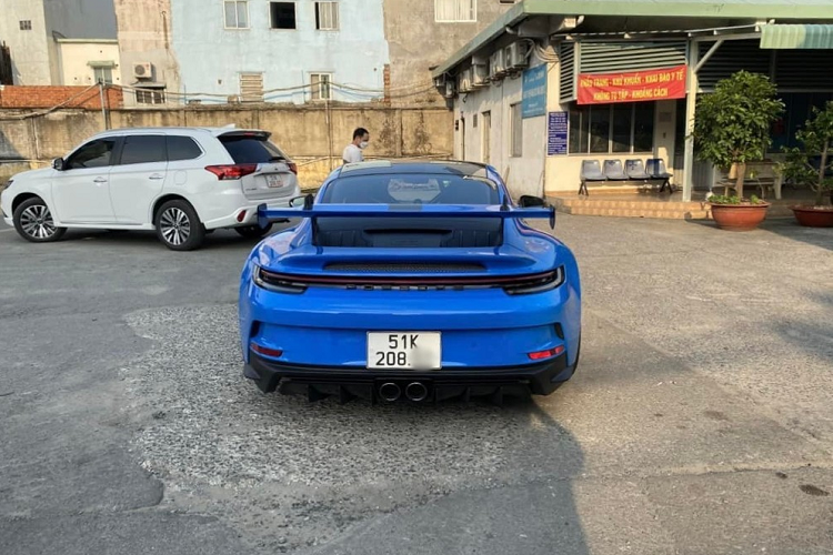 Pha xử lý rất nhạy bén này của Cường Đô la khiến dân mạng thích thú và không rõ doanh nhân này có được bà xã đáp ứng mua chiếc xe khác sau siêu xe Porsche 911 GT3 thế hệ 992 hay không. Đáp lại bài đăng của chồng, Đàm Thu Trang chỉ chia sẻ ngắn ngọn hình ảnh chiếc xe thể thao tốc độ Porsche 911 GT3 2022 chụp từ trên cao kèm theo lời bình luận "Tặng ba tấm hình".