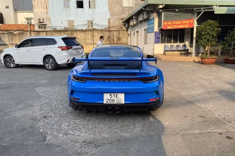 Pha xử lý rất nhạy bén này của Cường Đô la khiến dân mạng thích thú và không rõ doanh nhân này có được bà xã đáp ứng mua chiếc xe khác sau siêu xe Porsche 911 GT3 thế hệ 992 hay không. Đáp lại bài đăng của chồng, Đàm Thu Trang chỉ chia sẻ ngắn ngọn hình ảnh chiếc xe thể thao tốc độ Porsche 911 GT3 2022 chụp từ trên cao kèm theo lời bình luận "Tặng ba tấm hình".