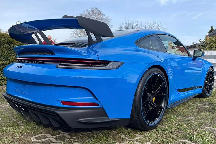 Porsche 911 phiên bản GT3 thế hệ mới được trang bị hộp số tự động 7 tốc độ PDK và tăng tốc từ vị trí xuất phát lên 100 km/h chỉ 3,4 giây nhanh hơn 0,5 giây so với trang bị số sàn 6 cấp. Vận tốc tối đa trên bản sử dụng số tự động là 318 km/h. Mức giá xe Porsche 911 GT3 2022 khi ra biển trắng kèm đồ chơi dự đoán không dưới 16 tỷ đồng.