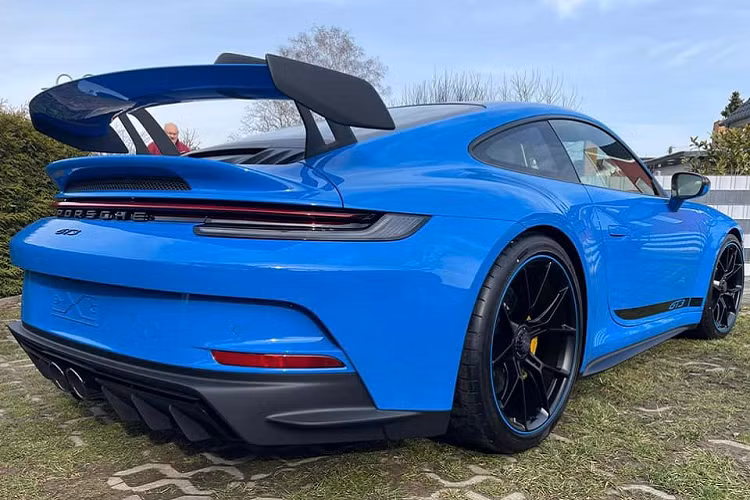 Porsche 911 phiên bản GT3 thế hệ mới được trang bị hộp số tự động 7 tốc độ PDK và tăng tốc từ vị trí xuất phát lên 100 km/h chỉ 3,4 giây nhanh hơn 0,5 giây so với trang bị số sàn 6 cấp. Vận tốc tối đa trên bản sử dụng số tự động là 318 km/h. Mức giá xe Porsche 911 GT3 2022 khi ra biển trắng kèm đồ chơi dự đoán không dưới 16 tỷ đồng.